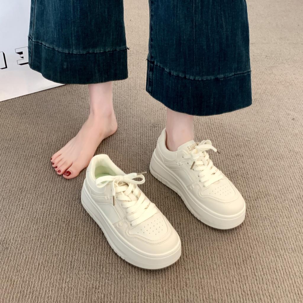 [Fanfna] kleine weiße Schuhe mit dicker Sohle für Damen Herbst 2025 neu modisch vielseitig lässig und bequem weichsohlige Schnür-Board-Schuhe