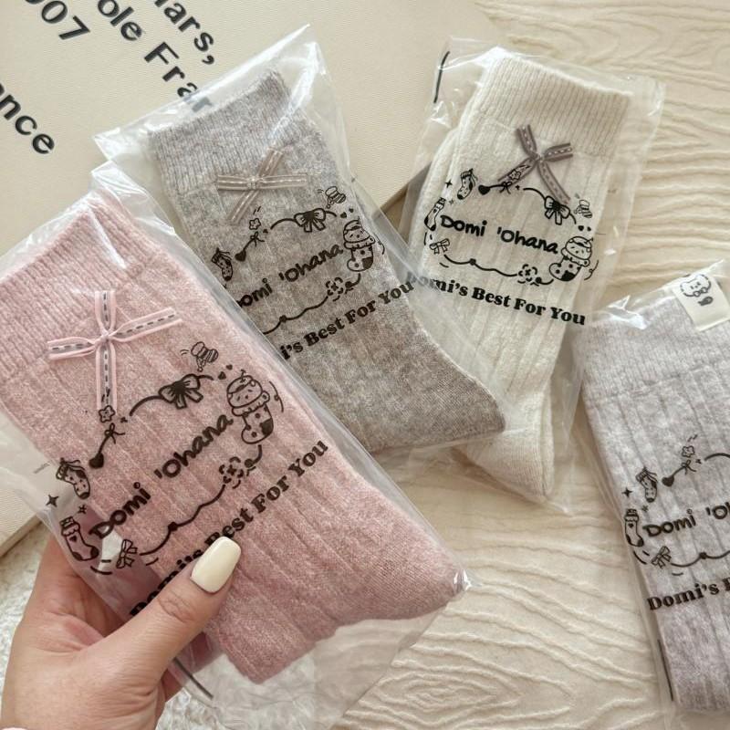 Pure Color Wool Knitted Thickened Butterfly Knot Pile-up Socks for Children, Suitable for Autumn and Winter, Providing Warmth.