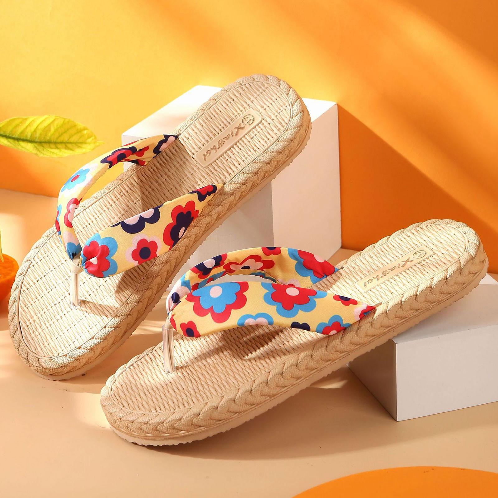 

Летние тапочки на плоской подошве с открытым носком. Женская одежда. Пляжная обувь. Женская обувь.