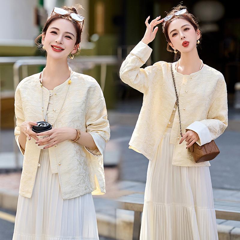 

Весна 2025 Женская жаккардовая куртка в китайском стиле с круглым вырезом и однобортной застежкой, короткая, YB8863 M (90-110 jin) бежевый