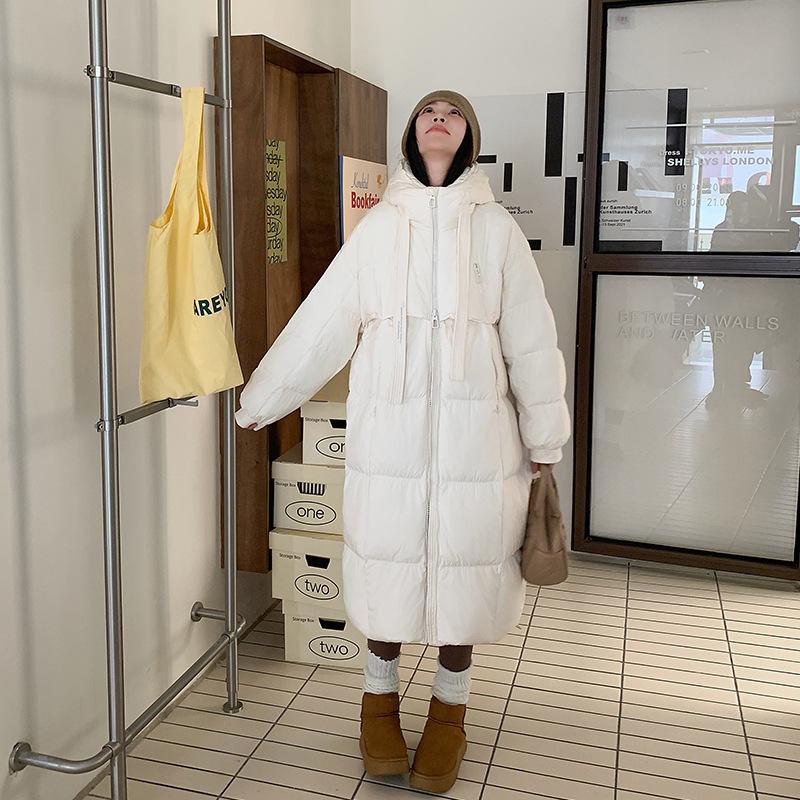 The big quilt is thickened with a new loose down padded jacket for the winter of 2025, and a women's long over-the-knee cotton jacket