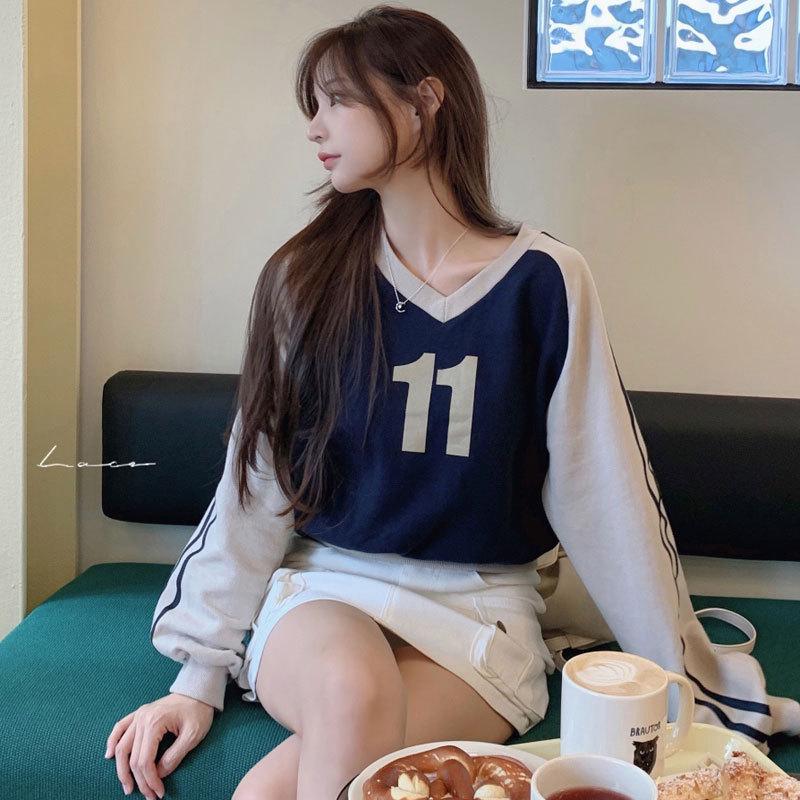 

Retro V-Neck Color-Block Letter Sweatshirt: Fashionable, Age-Reducing Casual Loose Top for Spring & Autumn 2025 XL [130-150 lbs]
