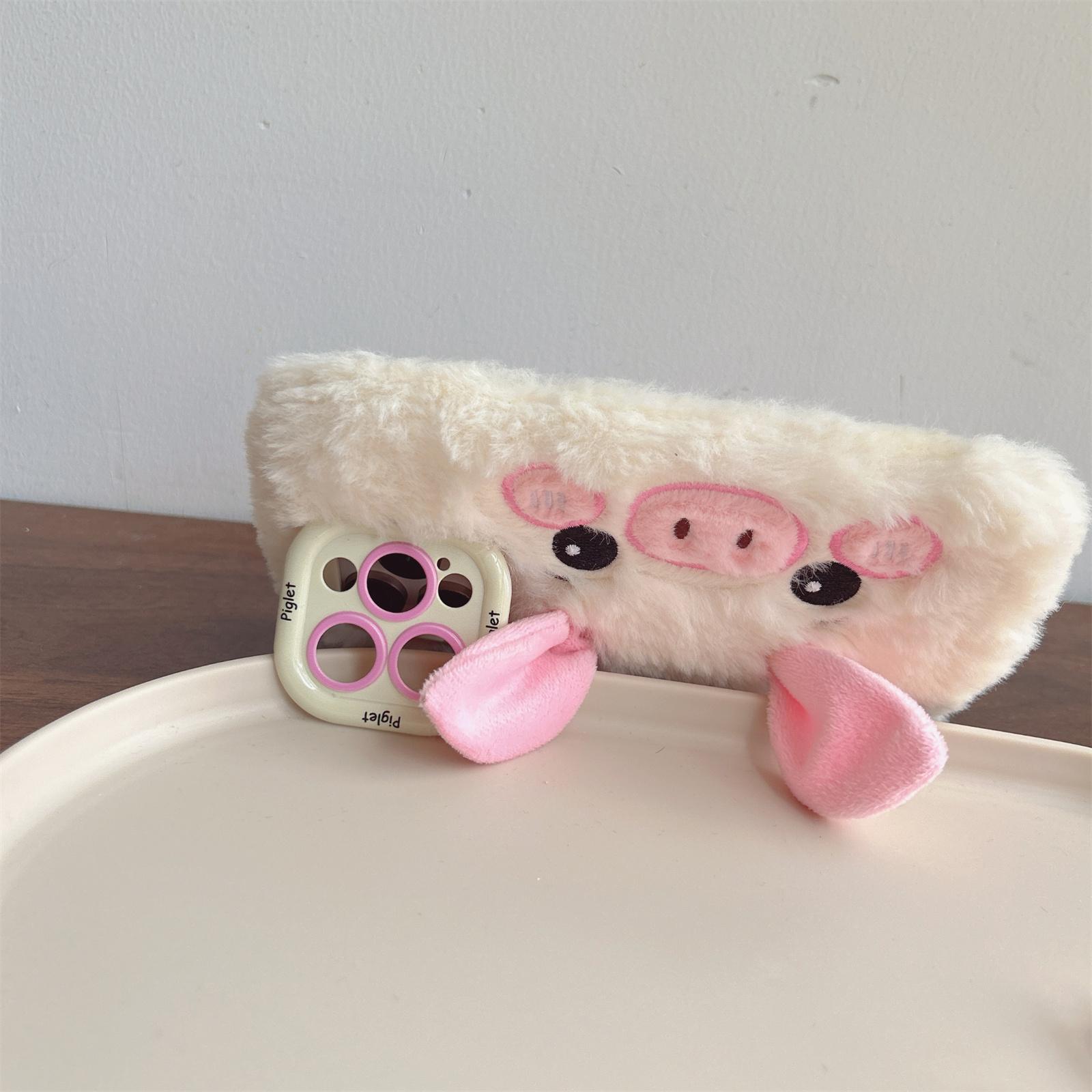 

KJS-019 For iPhone 15 Pro Max Case Lens Kickstand TPU Piglet Plush Handheld Phone Cover Pink