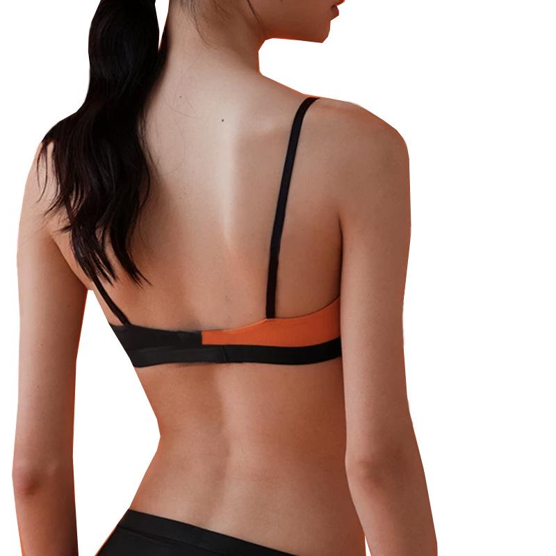 "Top de ioga fitness com decote profundo e cores contrastantes, com bojo e costas abertas"