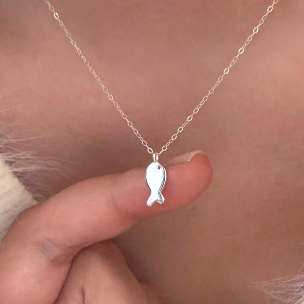 ANENJERY Geometrische Halskette mit glattem kleinem Fisch-Anhänger für Frauen, süß, vielseitig, High-End, vielseitiges Schlüsselbein-Ketten-Schmuckgeschenk