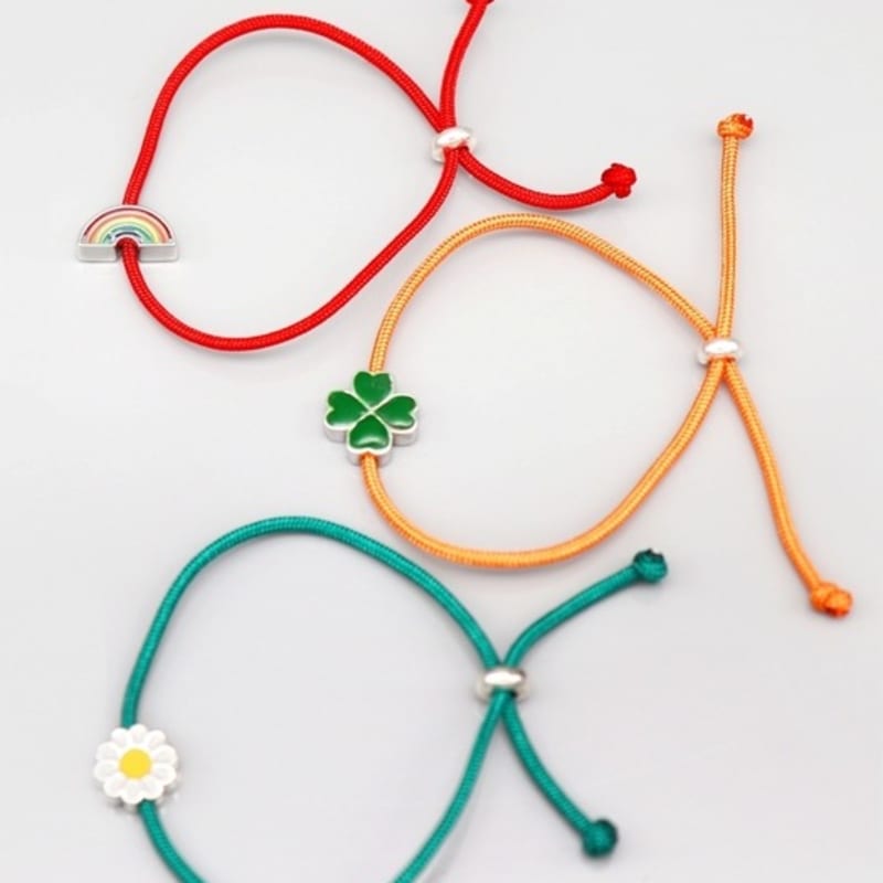 

BONBEAU Color Motive Knot Bracelet Daisy Rainbow Clover Knot Thread Bracelet rainbow