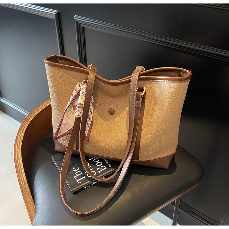 Large capacity shoulder women's bag 2025 new niche casual tote bag versatile shoulder handbag