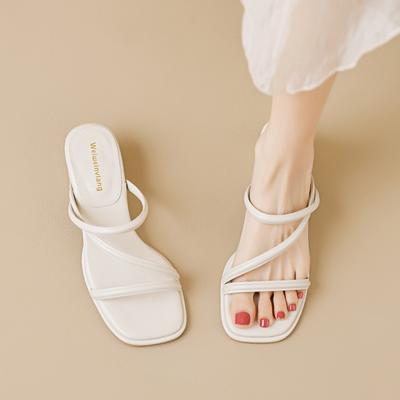 Klobige Sandalen Frauen tragen Hausschuhe im Sommer