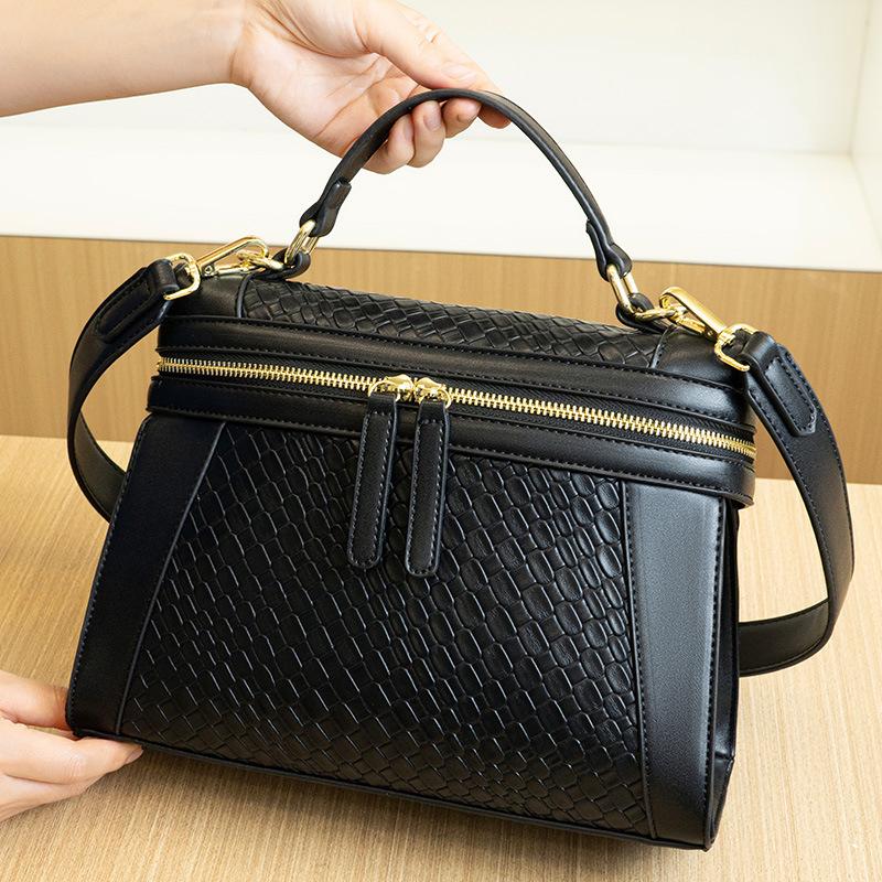 2026 New Women's Bag Fashionable Versatile Woven Shoulder Bag Commuting Crossbody Bag Light Luxury Handbag Crossbody Bag