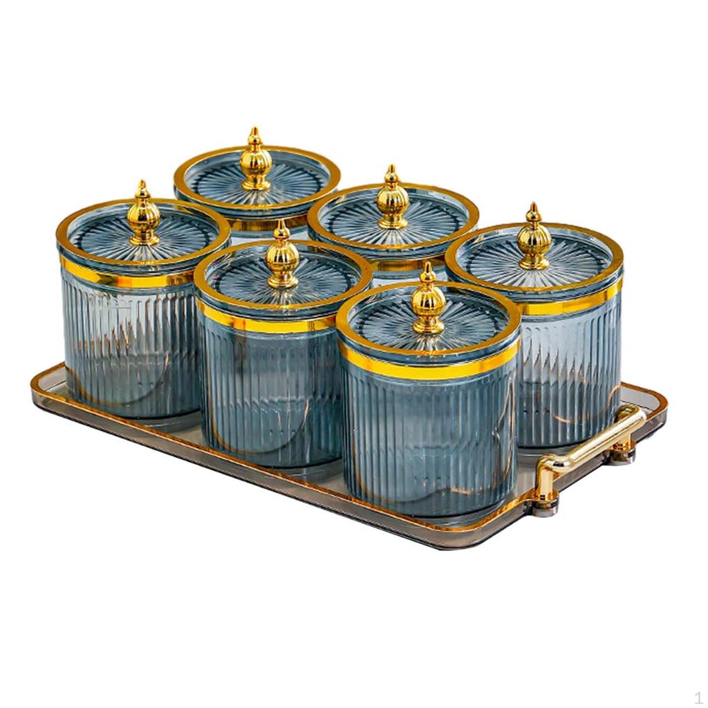 Tellerset mit Trockenfrüchten und Nüssen und abgedeckten Schüsseln