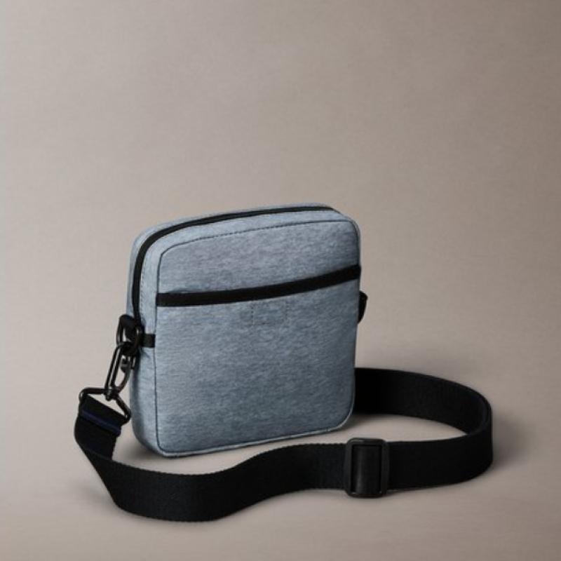 Calvin Klein JeanS Men S Bold Logo Nylon Header Square croSSbody 4d3408g Y07 