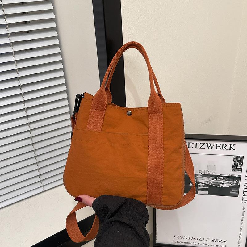 Casual large-capacity bag women's new versatile and lightweight shoulder messenger bag simple commuter tote bag