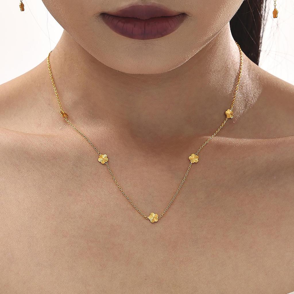 Qiong Yao Vintage Floral Necklace & Earring Set - Gold-Plated Stainless Steel, Colorfast Clavicle Chain, Versatile Style, In Stock