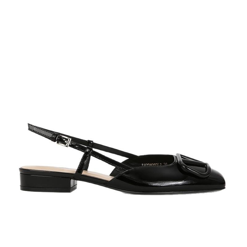 Su Yinyin has the same square head V buckle thick heel bag head rear empty sandals, fairy temperament casual and versatile flat sandals.