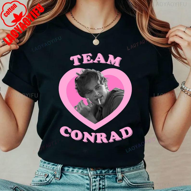 Maglietta Vintage Conrad Fisher Team Conrad L'Estate in cui sono diventata Bella Retro Conrad Fisher Cena tra Ragazze Y2k Top Abbigliamento Unisex 2025