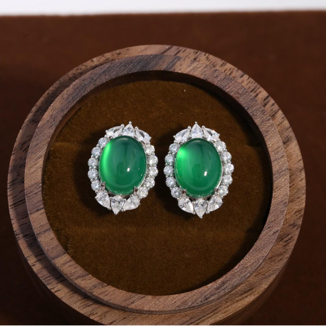 

Элегантные серьги-пусеты из зеленого халцедона: Универсальный классический стиль зелёный