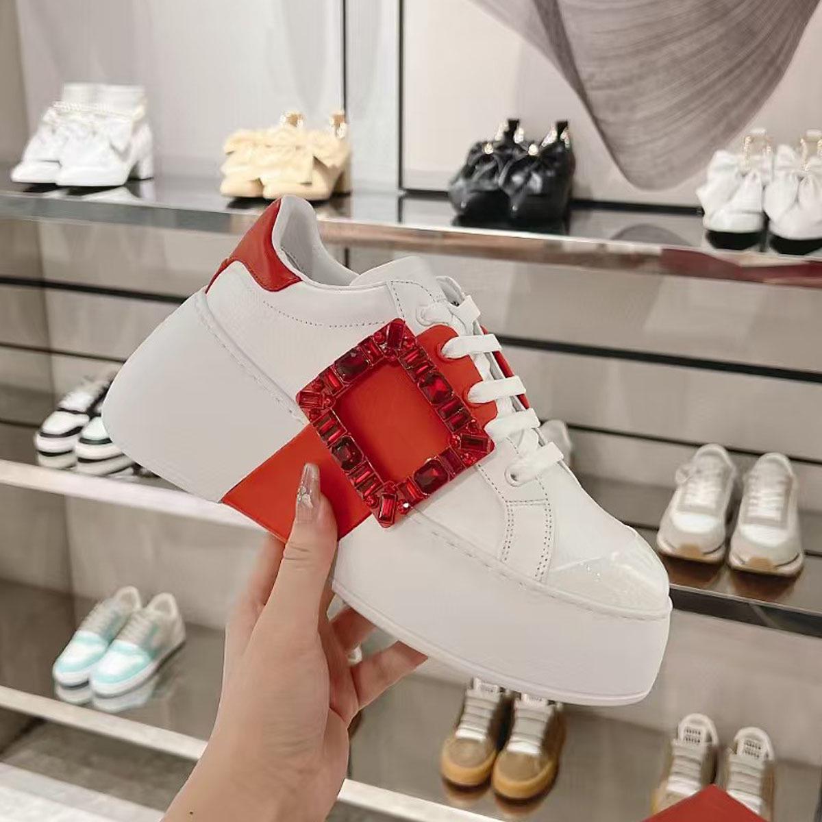 

Женские белые кожаные кроссовки на платформе с подъемом 7 см, стразами и квадратной пряжкой