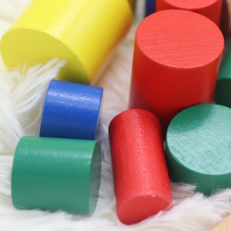 Pädagogische Holzbausteine zur Form- und Größenerkennung, Hand-Auge-Koordination und Entwicklung kognitiver Fähigkeiten bei Kindern