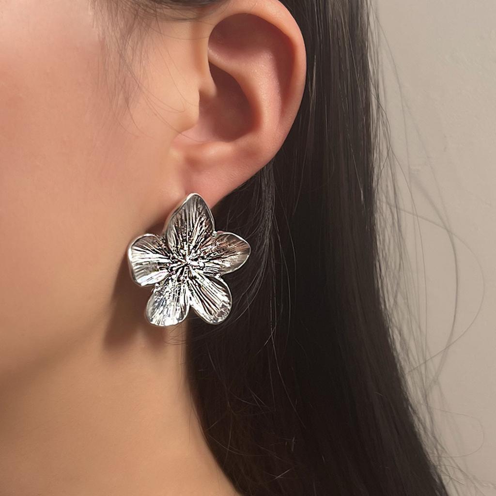 The silver alloy floral stud earrings with a cold and elegant style are versatile for daily, casual and commuting women