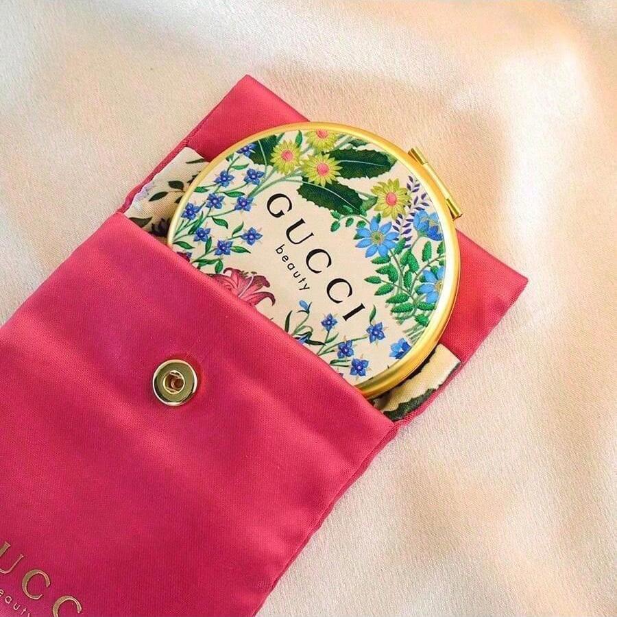 Gucci Krásné květinové kapesní zrcátko s růžovým saténovým pouzdrem