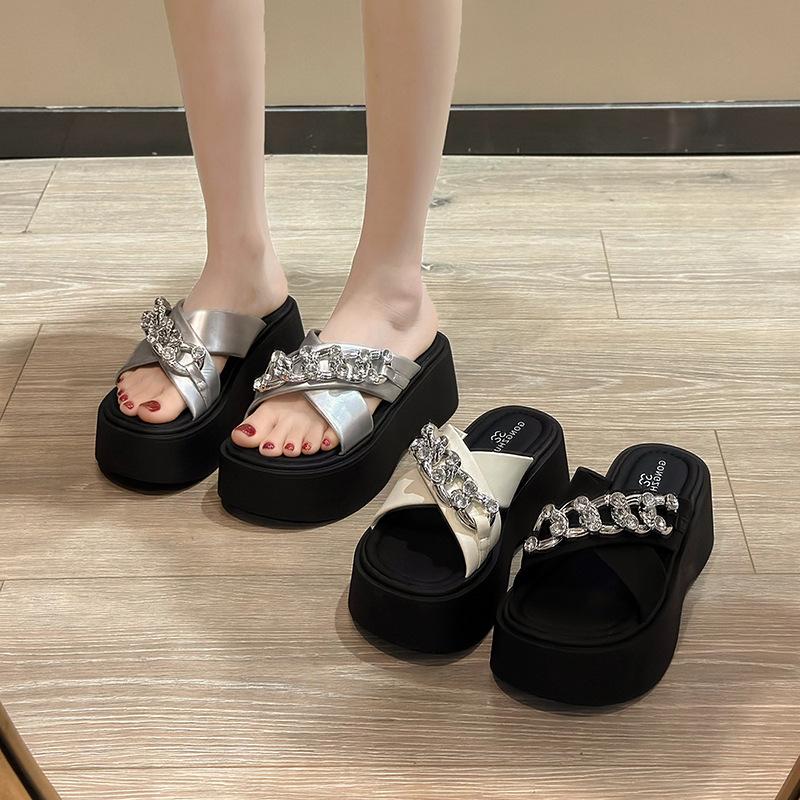Rhinestone one-word slippers for women's summer wear 2025 new small man height increase thick bottom fashion beach cool slippers for women