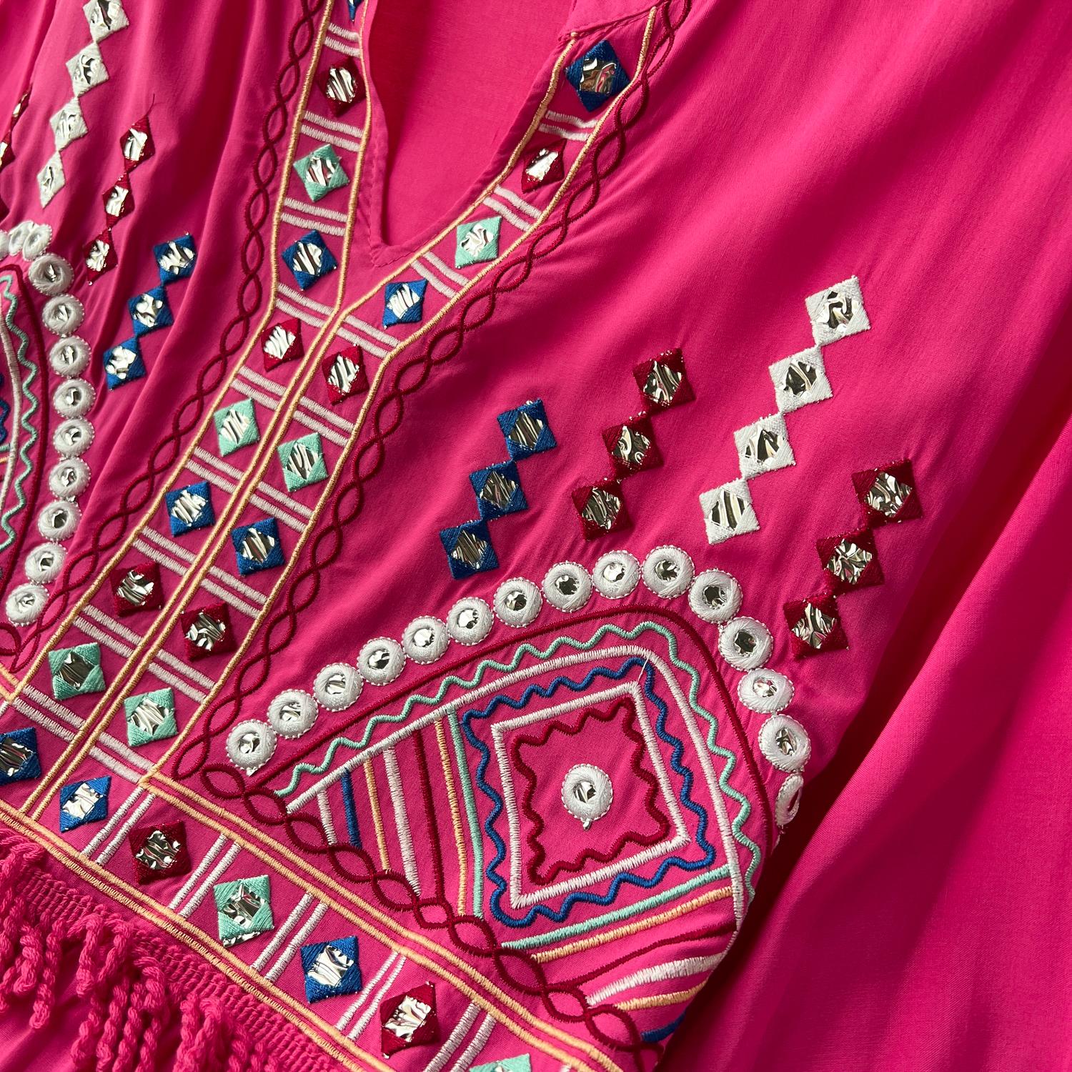 Свободные праздничные платья в этническом стиле с цветочной вышивкой — фото 13