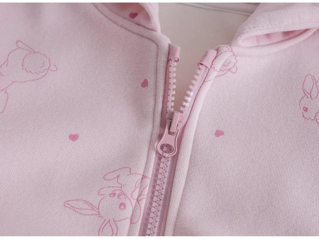 Set jachetă și pantaloni de trening pentru fete cu imprimeu iepure roz - ținută casual de toamnă