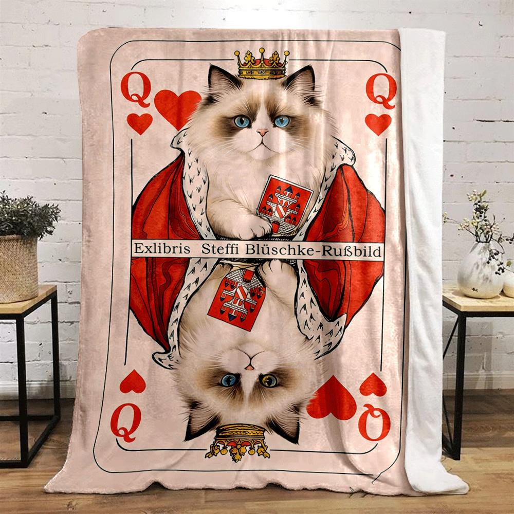 Eine königliche Katze, gekrönt und mit einem Umhang, gestaltet wie eine Herzkönigin-Karte. Decke für alle Jahreszeiten Mittagspause Überwurf Geschenk