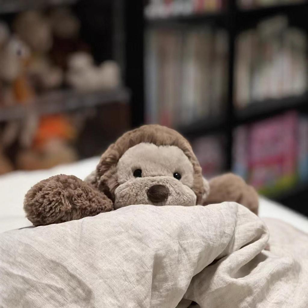Peluche scimmia sorridente carino con materiale in peluche corto per la stanza dei giochi dei bambini