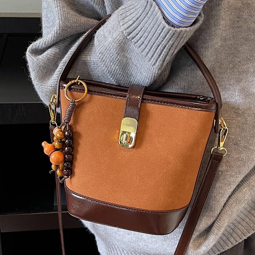 This year, the popular small bag women's bag 2025 new autumn and winter messenger bag premium matte retro portable bucket bag