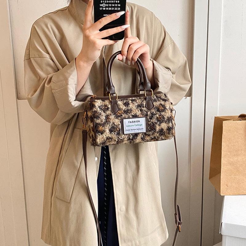 

Высококачественная модная женская сумка осень-зима новая трендовая шерстяная сумка-подушка в клетку на плечо кроссбоди 22*8.5*14 коричневый