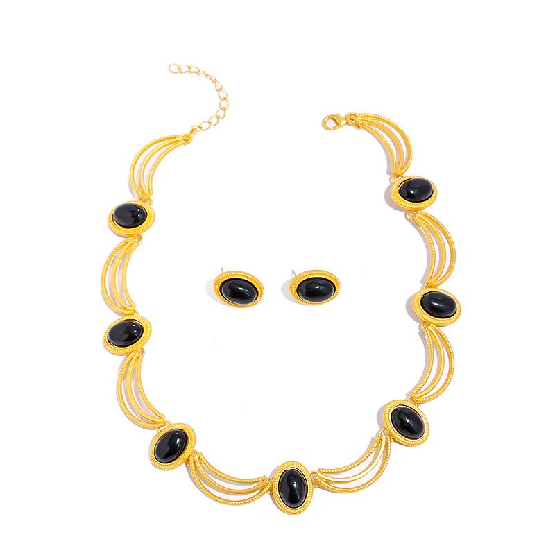 European and American Court Style Women's Earrings Necklace Set Retro Light Luxury Inlaid Gemstone Design High-end Collarbone Chain