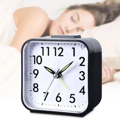 Sveglia senza ticchettio Orologio da comodino silenzioso alimentato a batteria Luce notturna Facile da leggere Orologio da viaggio abbastanza rumoroso per chi ha il sonno pesante Bambini Anziani