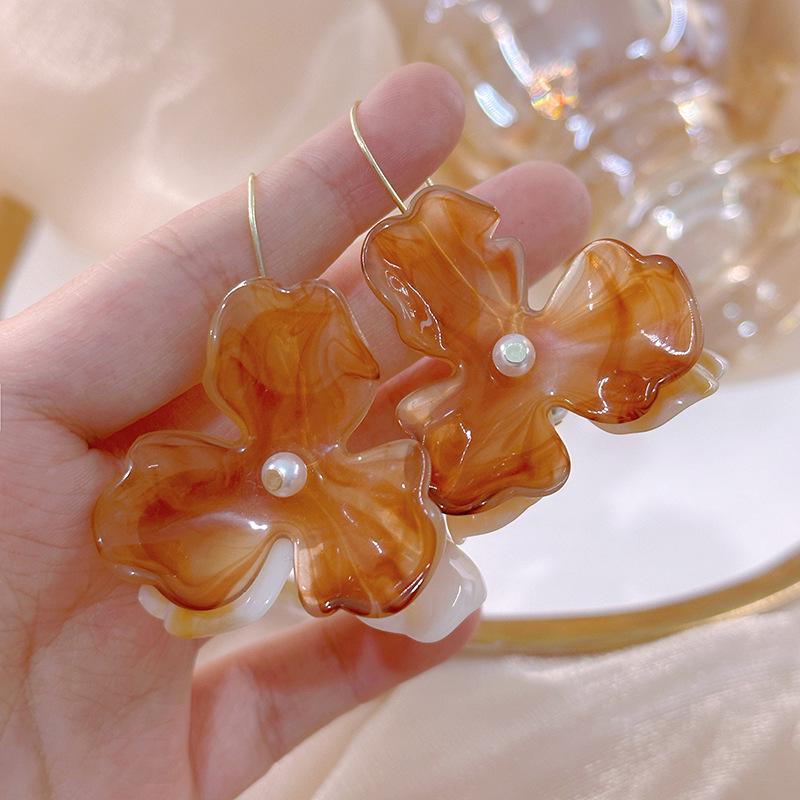 Y2K Retro Hongkong Blume Perle Tropfenohrringe: Verlaufendes Blütenblattdesign für Frauen