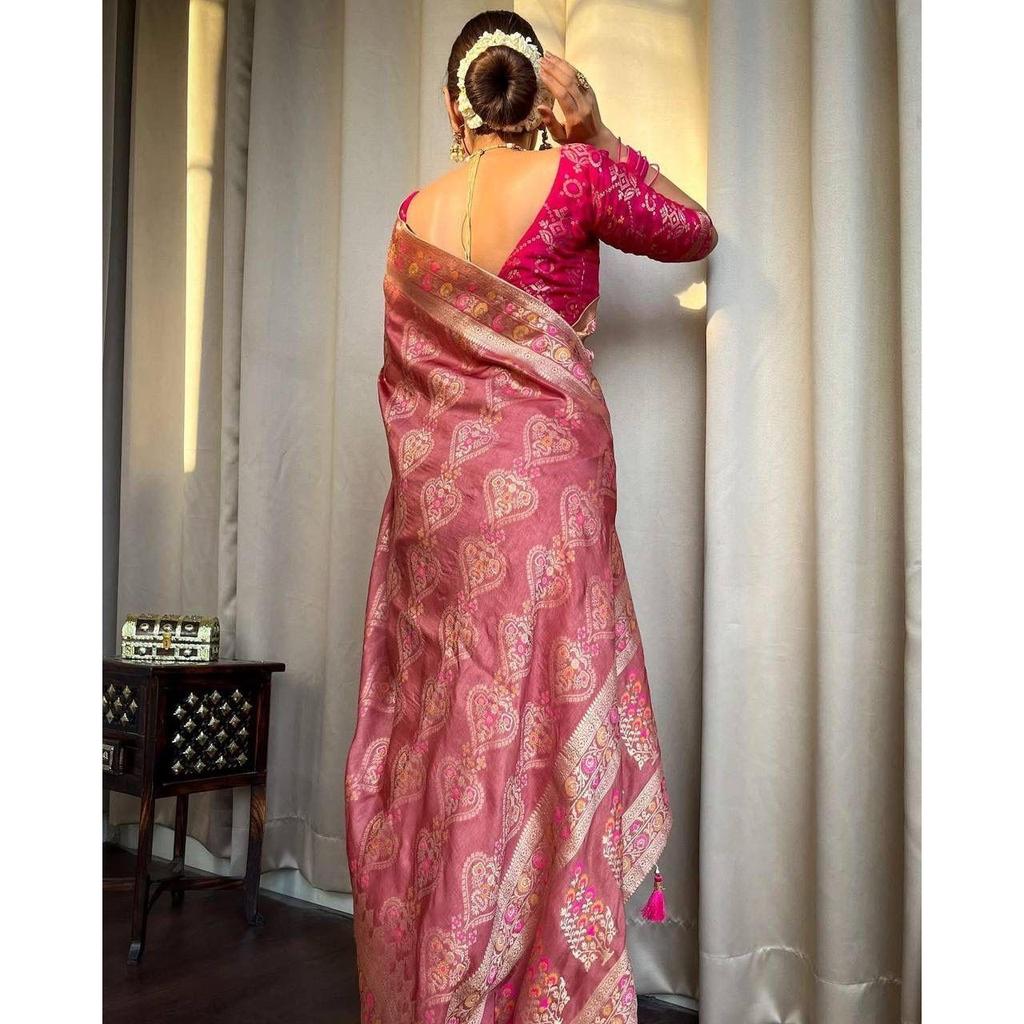 Dieser wunderschöne Saree ist elegant mit wunderschönem solidem Jacquard-Gewebe verziert, das dem Outfit einen perfekten Look verleiht.