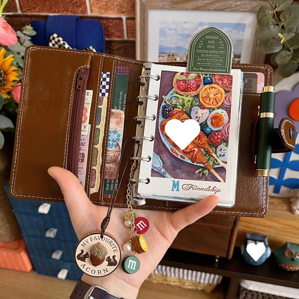 Hnědý kožený diářový kroužkový pořadač s vyjímatelným zápisníkem a kapesním deníkem