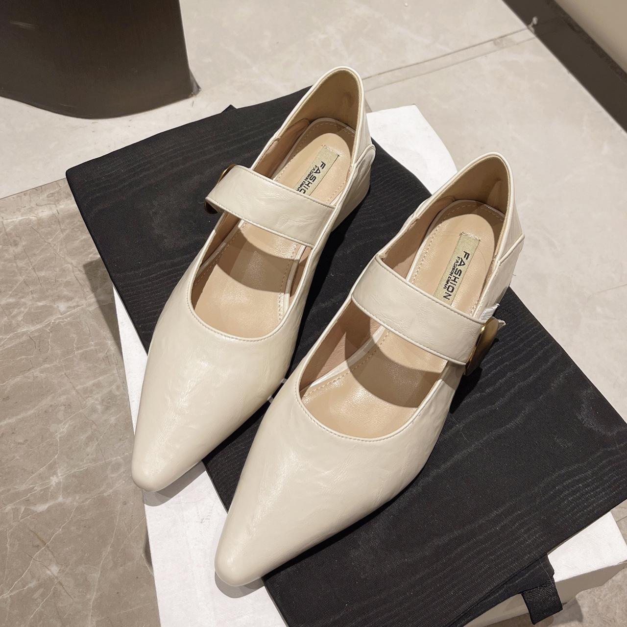 

2025 spring pointed medieval Mary Jane shoes women s thick heel shallow mouth single shoes medium heel small leather shoes British casual single shoes 40