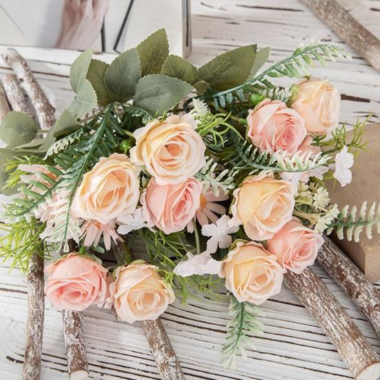 Wunderschöner künstlicher Blumenstrauß aus mehreren Schichten, farbenfroh und dekorativ