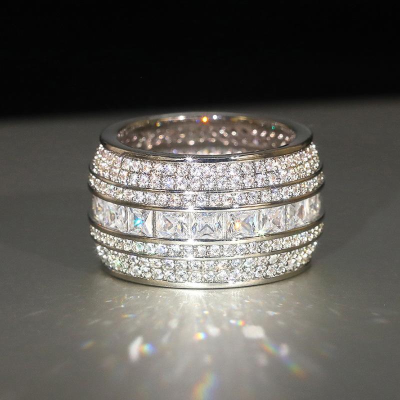 Women With Diamond Rings, Shiny And Exquisite Exaggerated Rings, Personalized Eye-Catching Niche Matching Jewelry