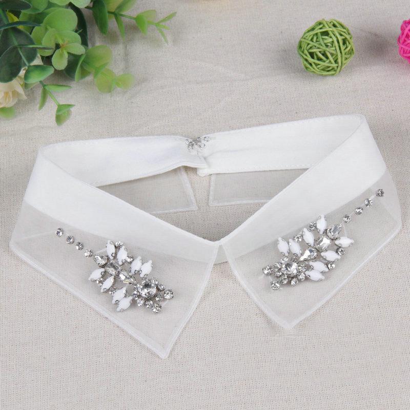 

Элегантный воротник-стойка для женщины, кружевной с цветочным узором, ручной работы, с бусинами, украшение для свитера, съемные воротники-аксессуары