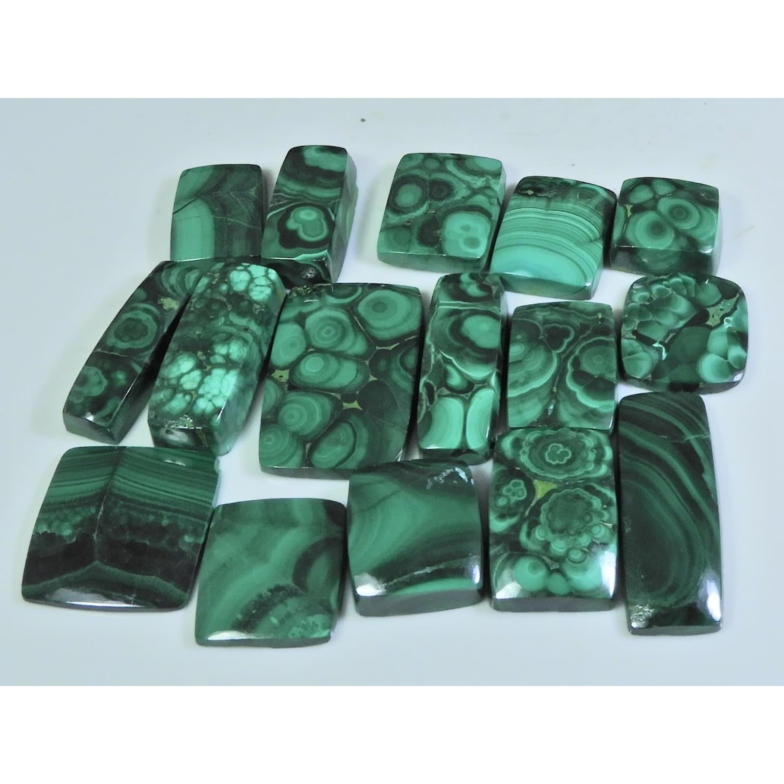 

252 карата. Натуральное зеленое малахитовое кольцо, размер, огранка кабошон восьмиугольник, 16 шт. лот C-279