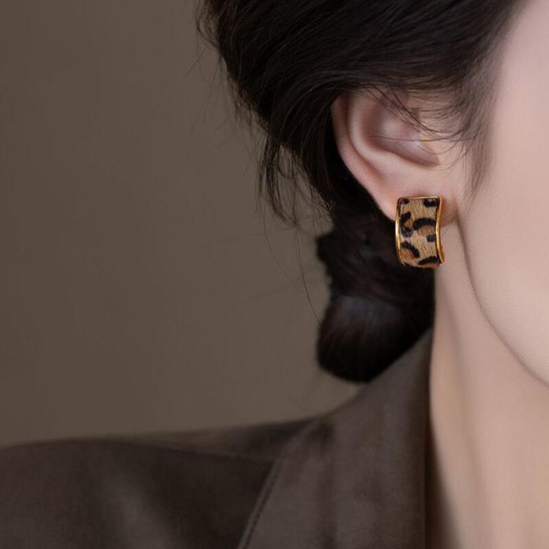 New Creative Leopard C-Shaped Earrings for Women Ladies Light Luxury Temperament Metal Stud Earrings Party Jewelry Accessories