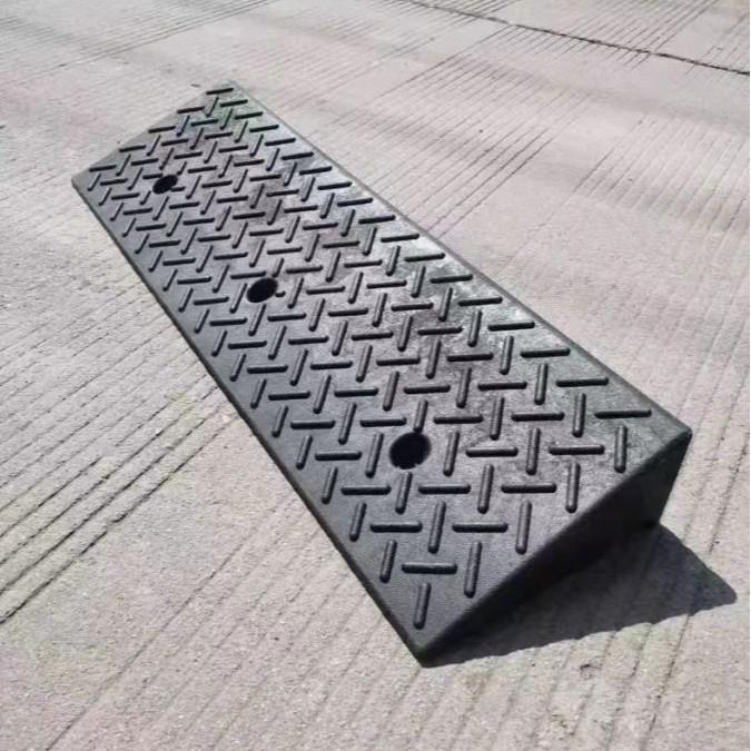 Uphill Assist Rubber Curb Ramp for Cars: Triangular Climbing Pad