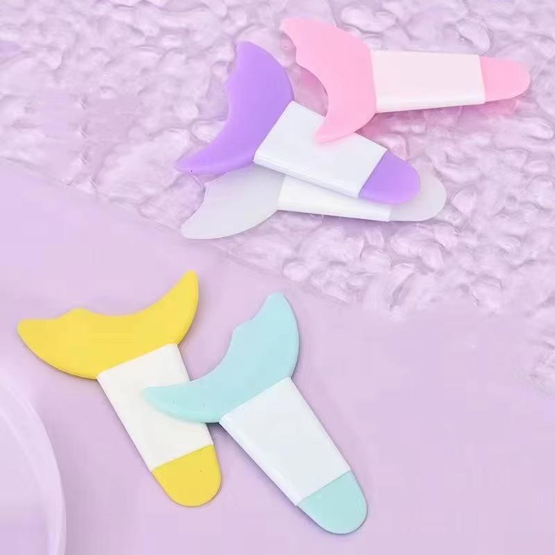 Multi Functional Eye Makeup Silicone Baffle Crescent Shaped Eyelash Brush Eyeliner Eye Shadow Auxiliary Artifact