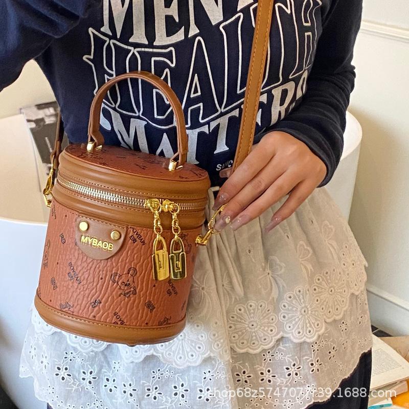 Niche design foreign style portable bucket bag women's 2025 new spring and summer fashion versatile commuter messenger bag small bag