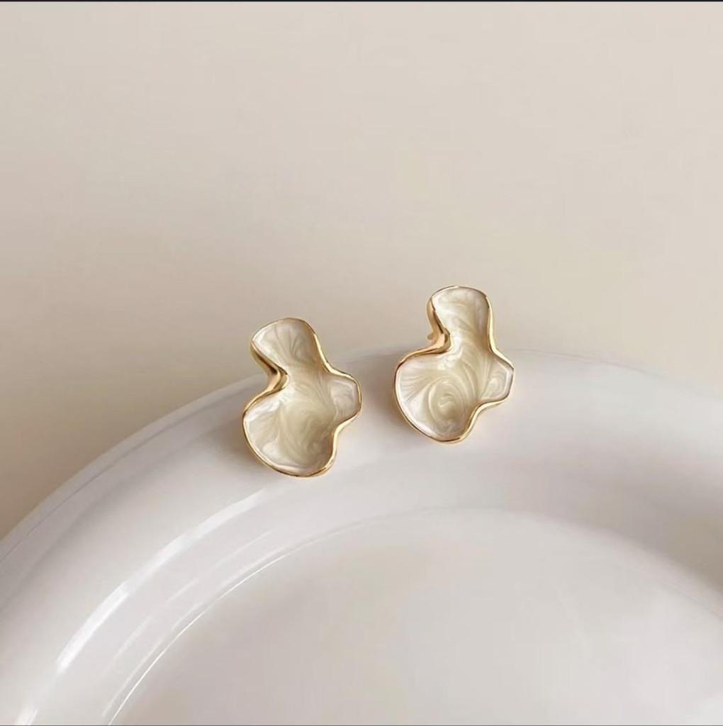 Minimalist French Drop Earrings: Retro, Sweet, Versatile Design with Light Luxury and Unique Personality