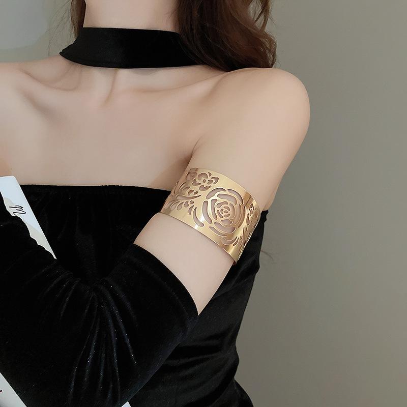 European Cold Style High-End Metal Pleated Bangle: Luxury Women's Temperament Bracelet