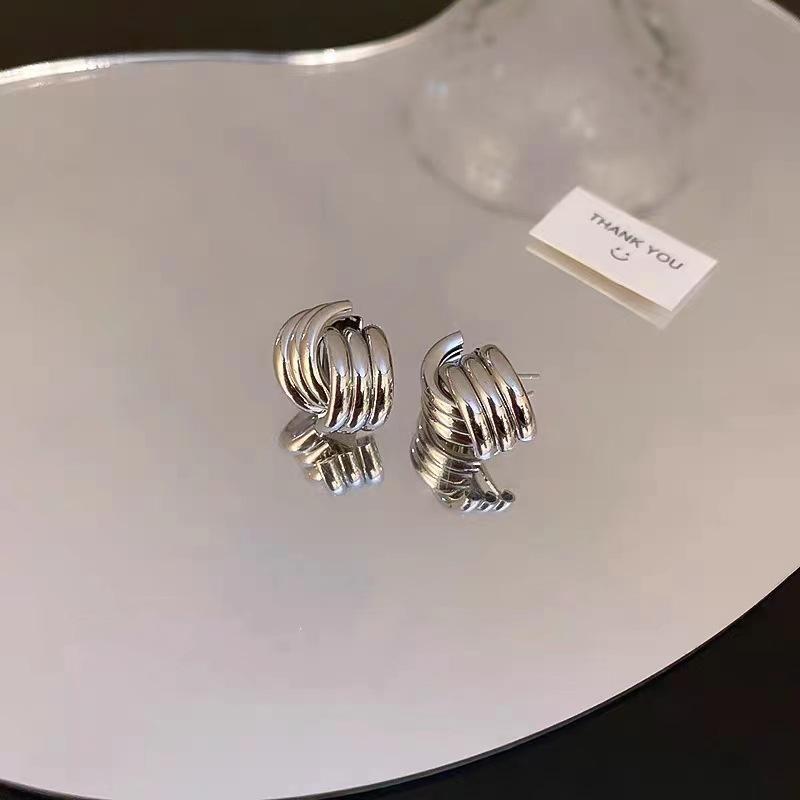 Simple high-end design niche temperament stud earrings women's light luxury fashion personalized earrings exquisite versatile sweet cool earrings