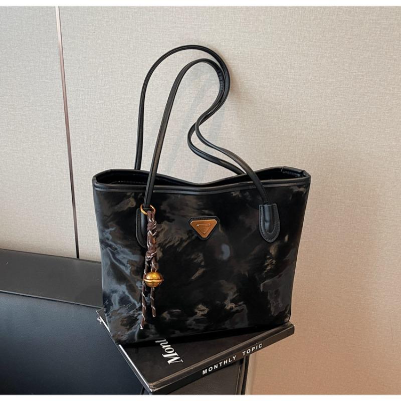

Today s popular niche fashionable style pattern underarm tote bag female student commuting versatile simple shoulder bag чёрный