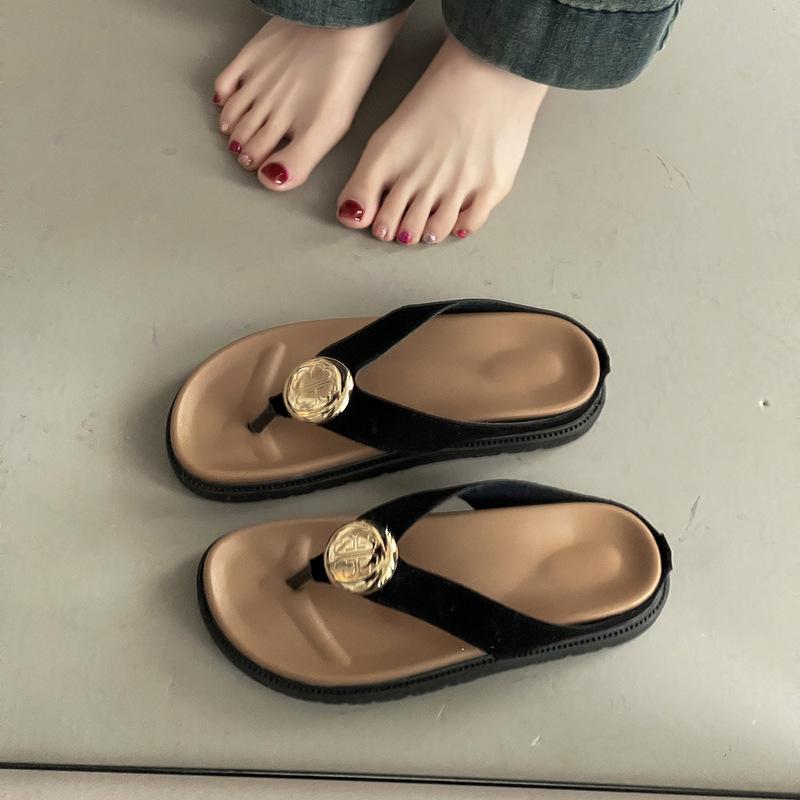 Fashion metal thick-soled foot-pinched flip-flops, women's 2025 new summer versatile outer wear, beach sandals
